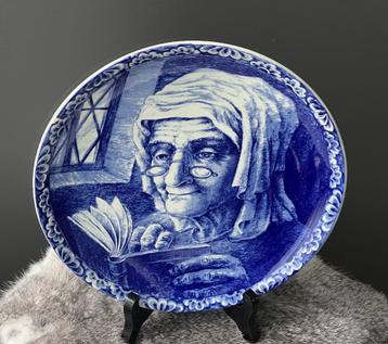 Boch Delfts wandbord lezende vrouw blauw/wit beschikbaar voor biedingen