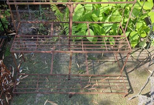 Mooie lage ijzeren tuin etagère met 3 plateaus (brocante), Tuin en Terras, Tuinwanddecoratie, Gebruikt, Ophalen