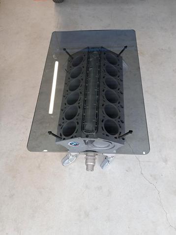 BMW 850 5.0 12 cilinder Tafel met rookglas op wieltjes marge beschikbaar voor biedingen