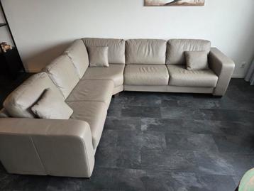 Lederen hoekbank taupe (2.40x2.70 m) [ophalen in Bilthoven] beschikbaar voor biedingen