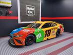 1/24 #18 Kyle Busch M&M's Celebrate 80 years 2021, Hobby en Vrije tijd, Modelauto's | 1:24, Ophalen of Verzenden, Zo goed als nieuw