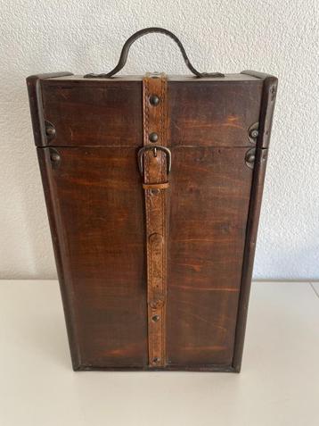 Houten wijnkist met lederen sluiting voor 2 flessen beschikbaar voor biedingen
