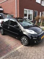 Peugeot 107 1.0 12V 5DR 2013 Zwart, Auto's, Voorwielaandrijving, Stof, Zwart, 4 stoelen