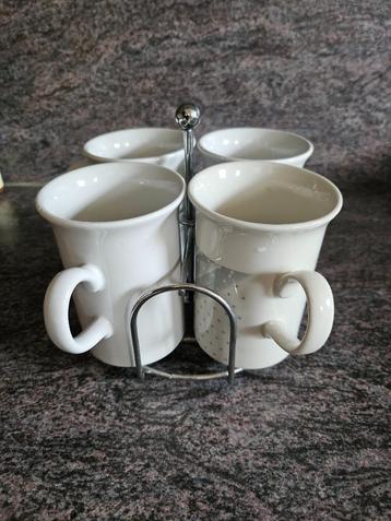 4 koffie mokken met standaard beschikbaar voor biedingen