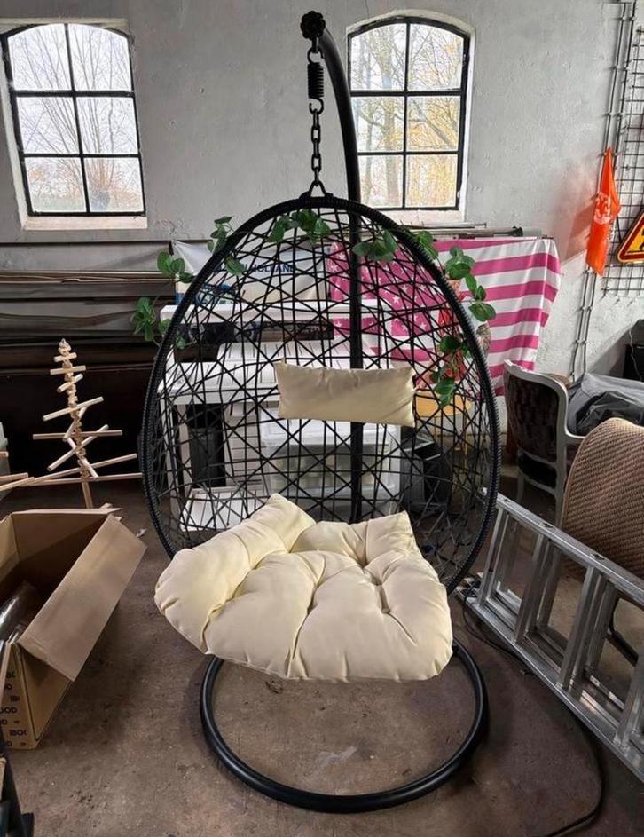 Te koop: Xenos Swing hangstoel - Zwart frame, crème kussen, Huis en Inrichting, Stoelen, Zo goed als nieuw, Eén, Metaal, Zwart