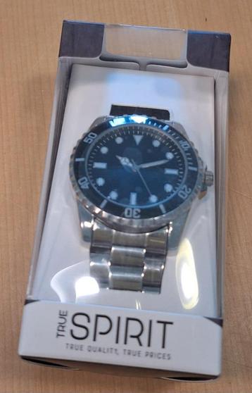 Nieuw horloge met metalen band en stainless steel achterkant beschikbaar voor biedingen