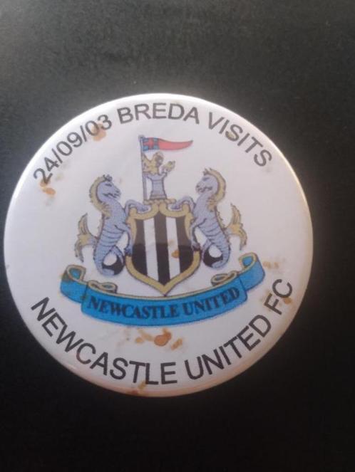 Button uit Engeland van de wedstrijd Newcastle United - NAC, Verzamelen, Sportartikelen en Voetbal, Zo goed als nieuw, NAC Breda
