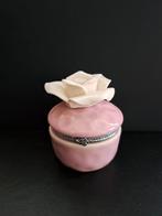 Roze pillendoosje met witte roos porselein, Ophalen of Verzenden, Zo goed als nieuw