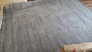Handgemaakt nieuw grijs vloerkleed met apart dessin 200x290 beschikbaar voor biedingen