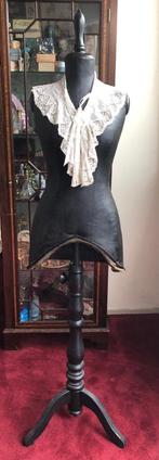 Oude    paspop met kraag/jabot, Antiek en Kunst, Curiosa en Brocante, Ophalen