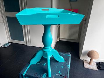 Kleurrijke bijzettafel beschikbaar voor biedingen