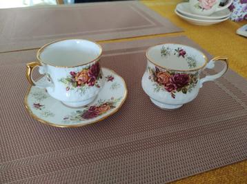 2 kopjes en 1 schotel. Merk: Queens Stratford Rosina China. beschikbaar voor biedingen