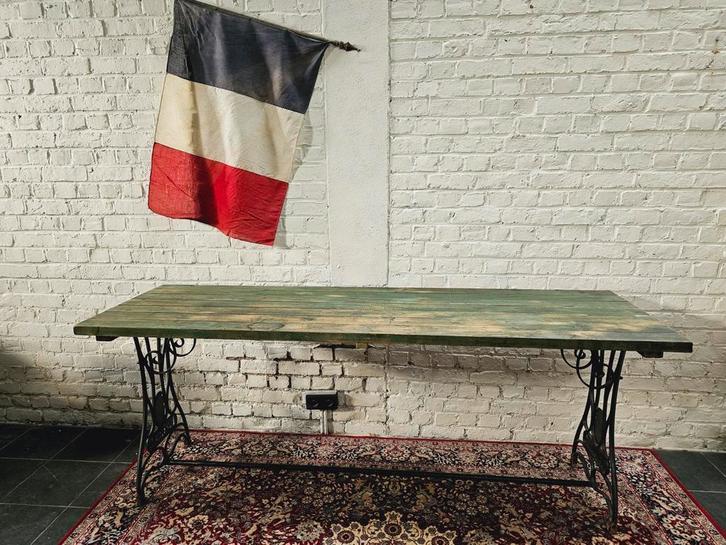 Antieke Franse lange tafel met gietijzeren onderstel, groen., Antiek en Kunst, Antiek | Meubels | Tafels, Ophalen of Verzenden