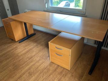 IKEA bureau met 2 rol ladekastjes. 