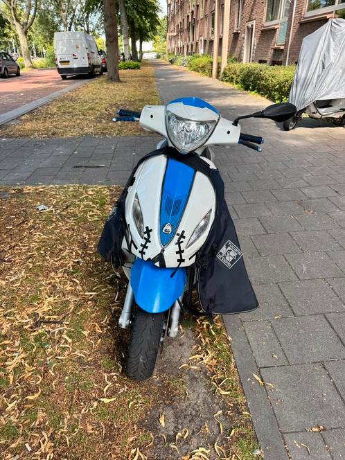 Piaggio new fly 2013 80 cc, Fietsen en Brommers, Scooters | Piaggio, Gebruikt, Fly, Maximaal 45 km/u, Benzine, Ophalen