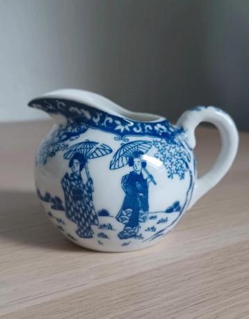 Chinees Melkkannetje met Blauwe Decoratie beschikbaar voor biedingen