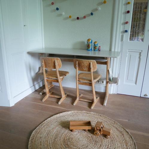 Vintage tweepersoons causaal bureautje voor kinderen, Kinderen en Baby's, Kinderkamer | Tafels en Stoelen, Gebruikt, Stoel(en)