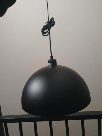 Twee zwarte plafondlampen met gouden binnenkant beschikbaar voor biedingen