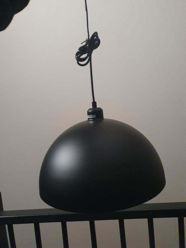 Twee zwarte plafondlampen met gouden binnenkant, Huis en Inrichting, Lampen | Plafondlampen, Nieuw, Metaal, Ophalen of Verzenden