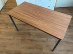 Stevig bureau met stalen frame (130x65cm), Huis en Inrichting, Bureaus, Ophalen, Gebruikt, Bureau