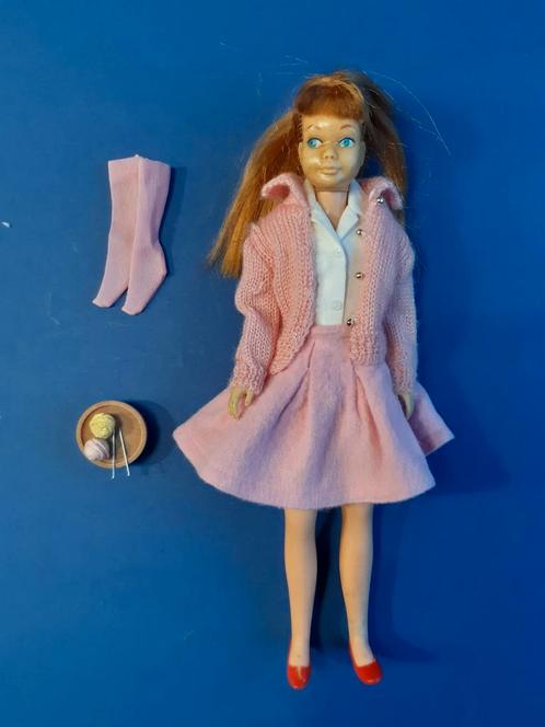 Barbie: kledingset voor Skipper "Knitting Pretty" #1907, Verzamelen, Poppen, Zo goed als nieuw, Kleertjes, Ophalen of Verzenden