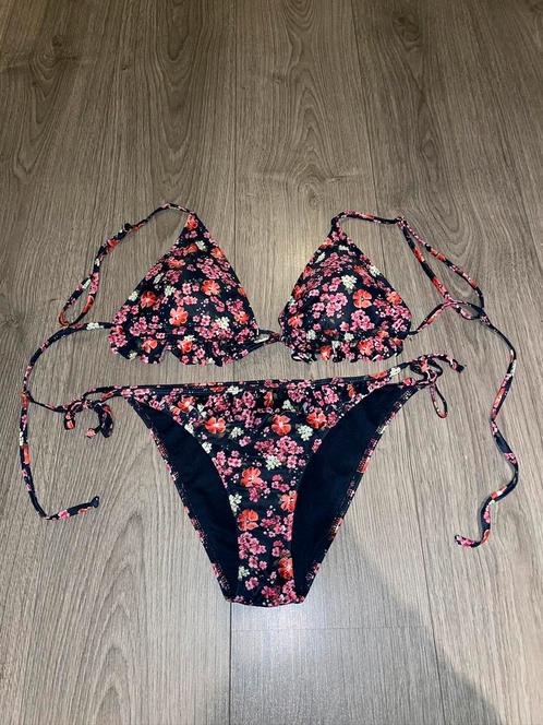 Distrikt flower bloemen ruffle triangle bikini set mt M, Kleding | Dames, Badmode en Zwemkleding, Zo goed als nieuw, Bikini, Zwart