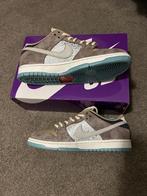 Nike SB Dunk Low Pro ‘Big Money Savings’ maat 43, Kleding | Heren, Schoenen, Nieuw, Nike SB, Ophalen of Verzenden, Bruin