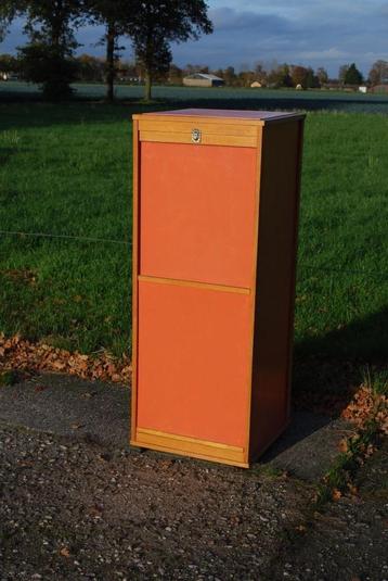 Vintage kledingkast beschikbaar voor biedingen