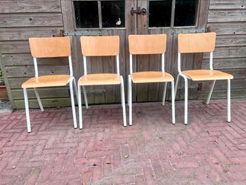 Vintage schoolstoelen beschikbaar voor biedingen