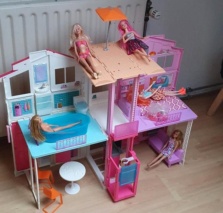 TIP voor Sint Prachtig Barbie Malibuhuis met nieuwe barbies, Kinderen en Baby's, Speelgoed | Buiten | Speelhuisjes, Zo goed als nieuw