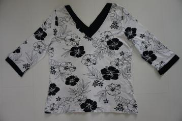 Via Appia t-shirt zwart wit met bloemen V-hals maat 40 / 42 beschikbaar voor biedingen