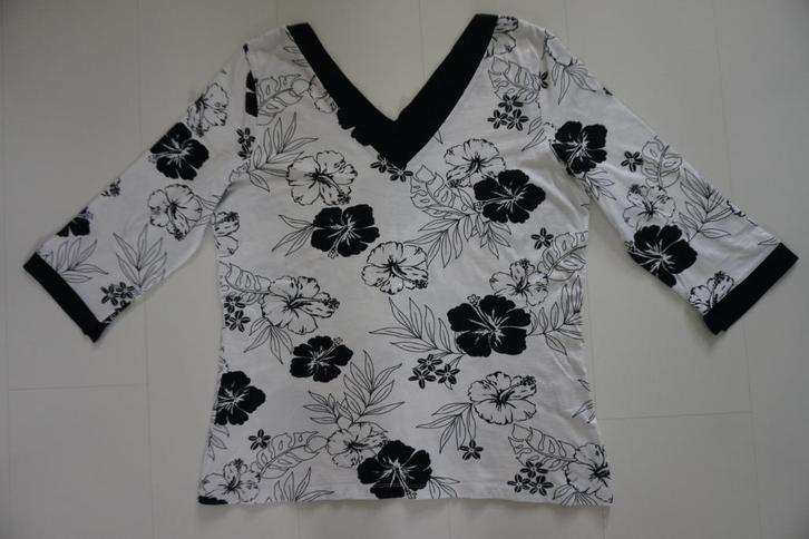Via Appia t-shirt zwart wit met bloemen V-hals maat 40 / 42, Kleding | Dames, T-shirts, Zo goed als nieuw, Maat 38/40 (M), Wit