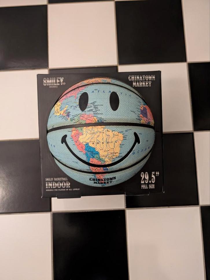 Chinatown Market Globe Smiley Basketbal, Antiek en Kunst, Kunst | Designobjecten, Ophalen of Verzenden