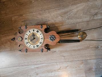 Mooie wandklok werkt op batterij beschikbaar voor biedingen