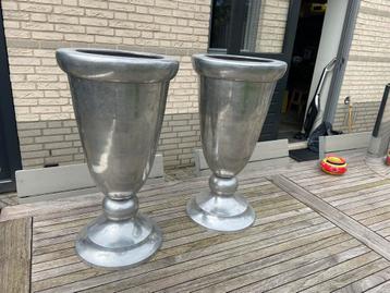 Twee zilverkleurige aluminium vazen