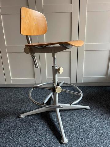 Friso Kramer atelierkruk, schilderstoel Ahrend de Cirkel beschikbaar voor biedingen