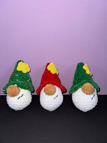 Zelfgehaakte kerst gnome beschikbaar voor biedingen
