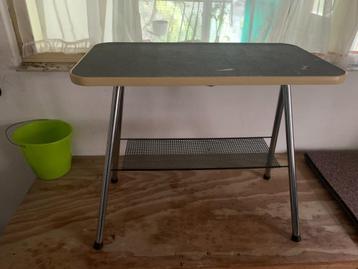 klein tafeltje beschikbaar voor biedingen