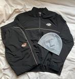 Syna World Cant Rush Greatness tracksuit (maat M) + beanie, Kleding | Heren, Ophalen of Verzenden, Nieuw, Maat 48/50 (M)