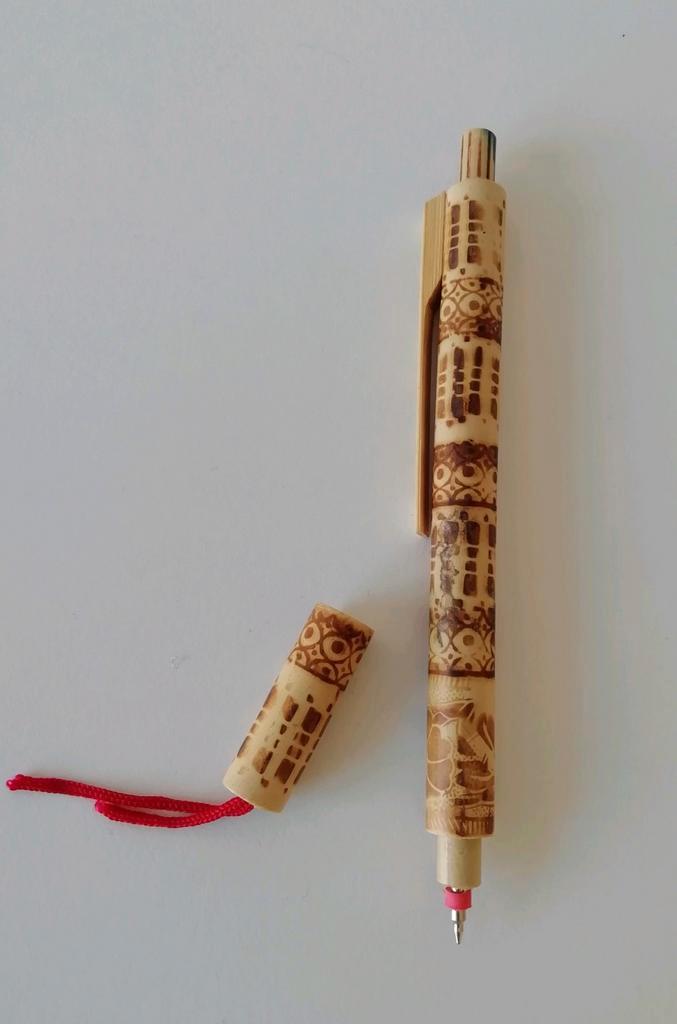 Handgemaakte houten pen uit Indonesie, Verzamelen, Pennenverzamelingen, Gebruikt, Overige merken, Met reclame, Ophalen of Verzenden