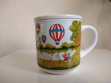 Mok met luchtballonnen erop afgebeeld beschikbaar voor biedingen