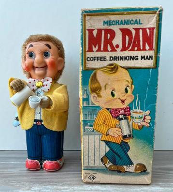 Vintage koffie drinkende Mr. Dan beschikbaar voor biedingen