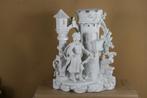 Biscuit porseleinen beeld met vaas, Antiek en Kunst, Ophalen of Verzenden