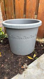 2 grijze kunststoffen bloembakken op wieltjes, Ophalen of Verzenden, Gebruikt, Kunststof