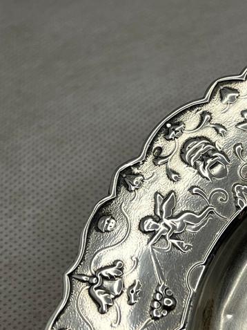 Antiek Zilveren Schaal met Gedetailleerd Motief beschikbaar voor biedingen