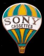 Sony Cassettes pin- blauw geel emaille, Verzamelen, Speldjes, Pins en Buttons, Nieuw, Transport, Speldje of Pin, Verzenden