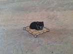 1 leuke pin van een poes op een kussen te koop, Verzamelen, Speldjes, Pins en Buttons, Ophalen of Verzenden, Nieuw, Overige onderwerpen