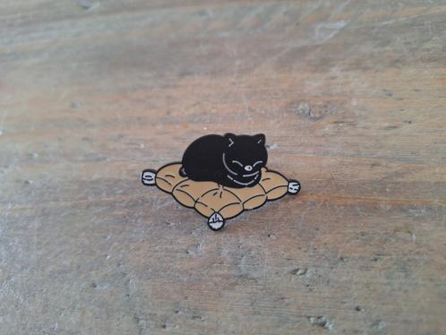 1 leuke pin van een poes op een kussen te koop, Verzamelen, Speldjes, Pins en Buttons, Nieuw, Speldje of Pin, Overige onderwerpen