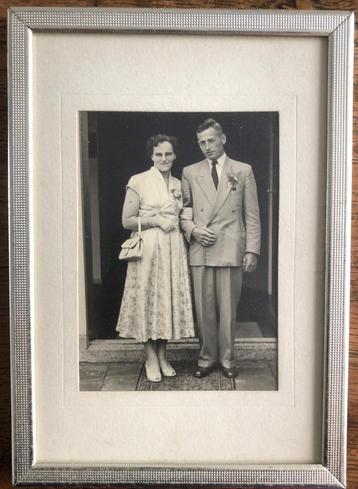 Oud fotolijstje (963) met mooie rand  beschikbaar voor biedingen