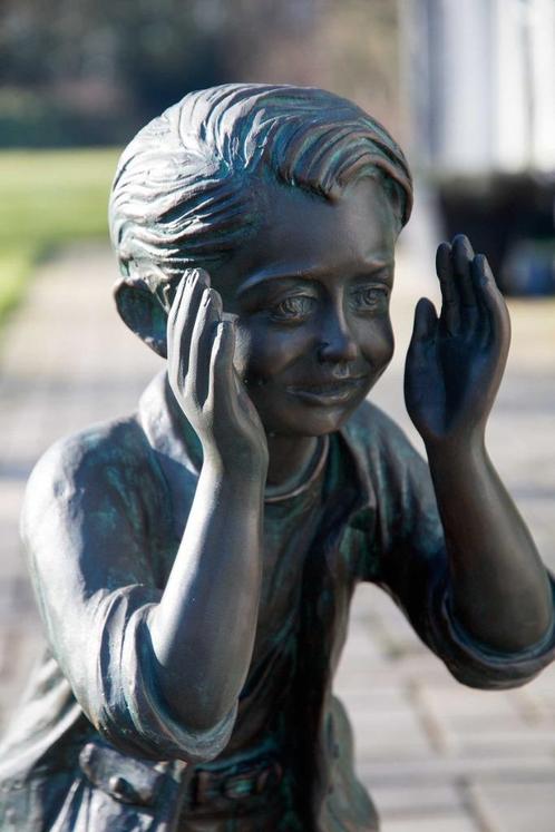 Bronzen beeld - jongetje kijkt door het raam, Tuin en Terras, Tuinbeelden, Zo goed als nieuw, Mensenbeeld, Metaal, Ophalen of Verzenden